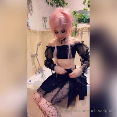 Belle Delphine Rubs Her Pussy During Bath