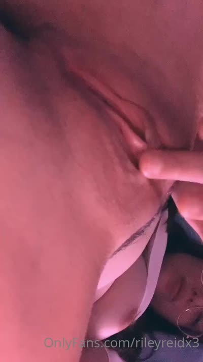 Riley Reid Rubbing Her Clit