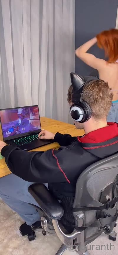 Stepsis Amouranth Interrupts Her Stepbro’s Gaming With A BJ