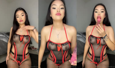 Nizhoni Rose Shoves Dildo In Her Pussy