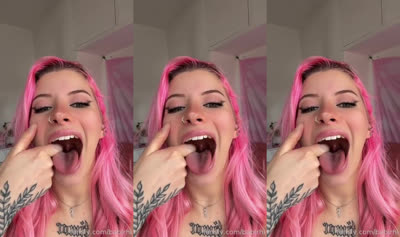 Her Followers Want To See Her Throat