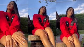 annysmith Colombian masturbating with a carrot