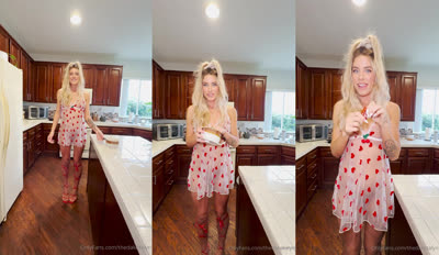 Dakota Lyn Opens Her Pussy In The Kitchen