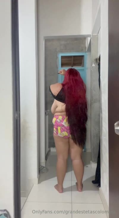 Andreaxmelons Removes Her Shirt To Show Her Tits
