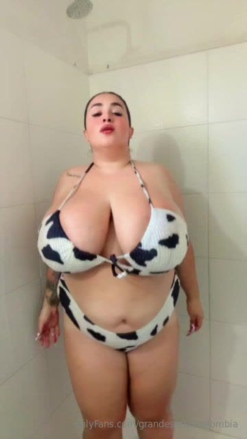 Andreaxmelons Shaking Her Tits In The Shower