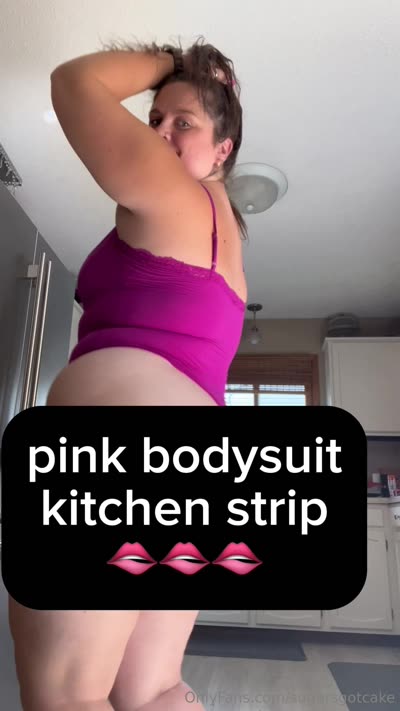 Sugarsgotcake Stripping And Getting Hot In the Kitchen
