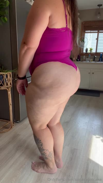 Sugarsgotcake Showing Off Her Hot Curvy Figure With A Sexy Dance