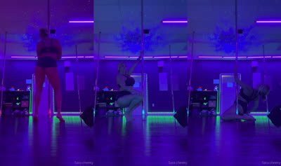 Saracheeky Seductively Pole Dancing In Her Underwear
