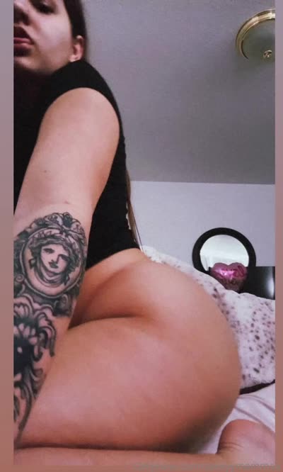 Sexxyymammaa Shows Off Her Big Ass On The Bed