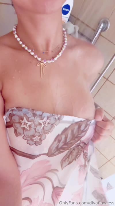 Divaflawless Lets Her Nipple Slip Out While Showering