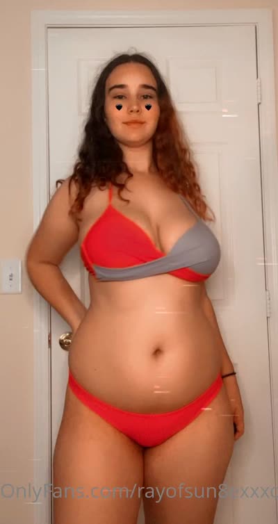 Rayofsunbabexxx Flaunts Her Curvy Body