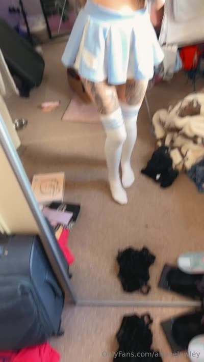 Aimeelawley Lifts Dress For A Peek At Her Bum