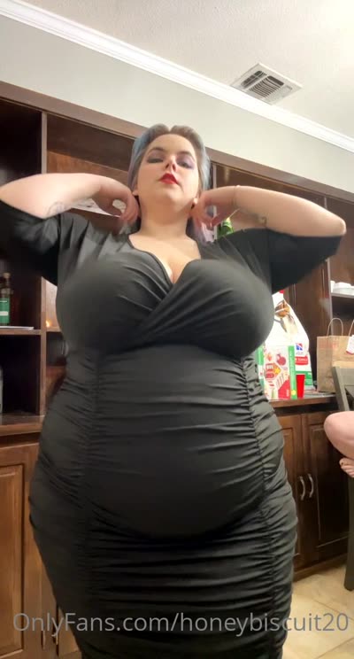 Honeybiscuit20 Shows Off Her Hot Curves In A Tight Dress