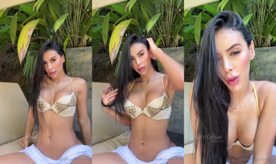 Dahyana Gaitan Gets Naked And Touches Her Pussy Outdoors