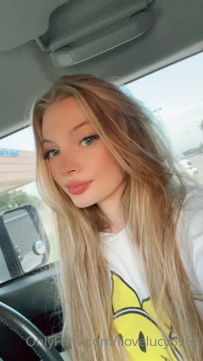 Ilovelucy6969 Lifts Shirt Exposing Her Tits