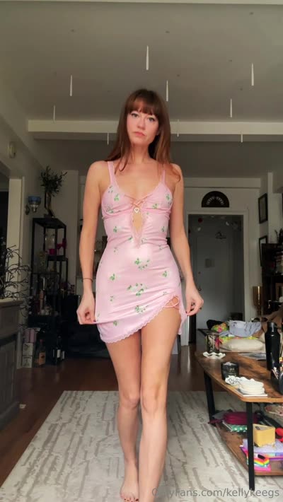 Kellykeegs Shows Off Her Body In A Tight Skimpy Dress