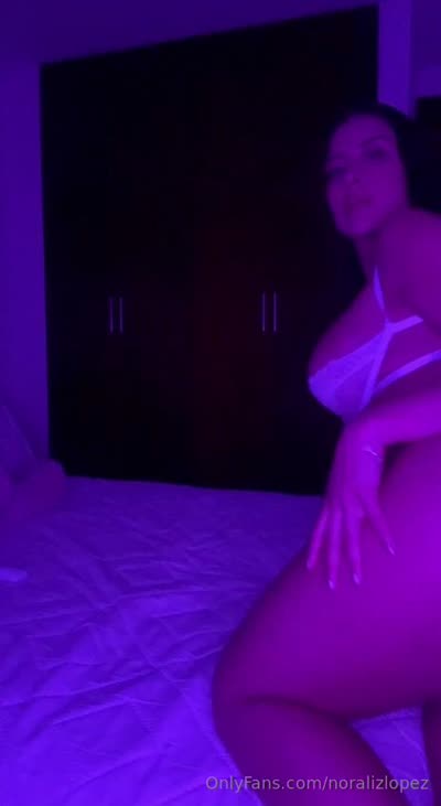Noralizlopez Twerks Her Smooth Tight Ass