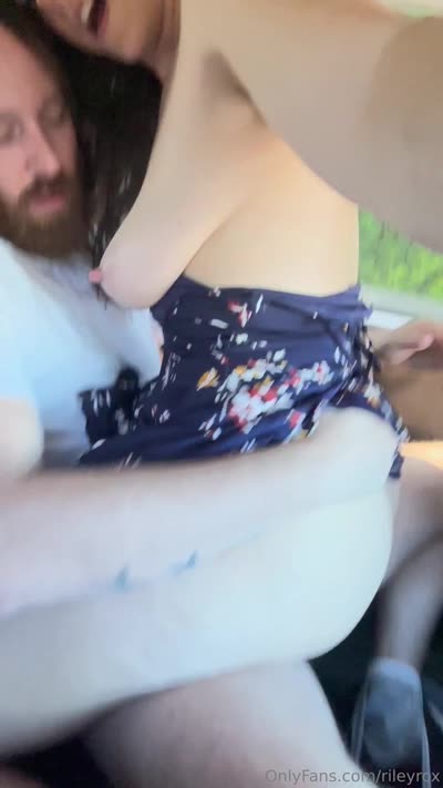 Rileyrox Gets Her Pussy Drilled In The Car