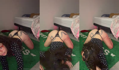 Killavesi Rubbing Her Pussy On All Fours