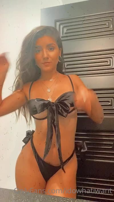 Idowhatiwant Flaunting Her Sexy Figure