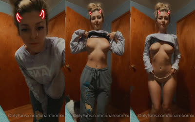 Lunamoonxx’s Little Striptease