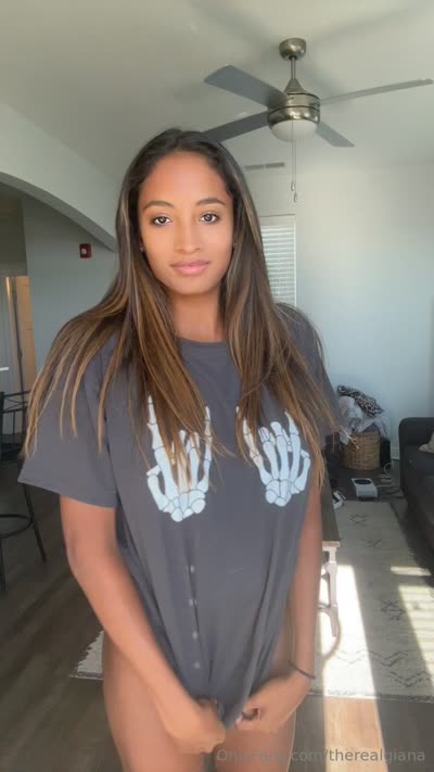 Therealgiana Teasing By Lifting Her Shirt