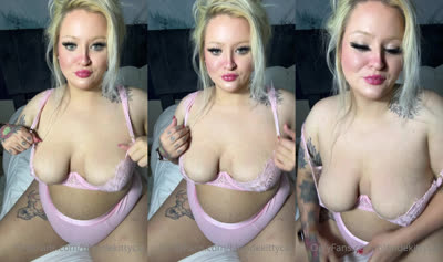 Jiggling Blondekittycat’s Boobies In Bra