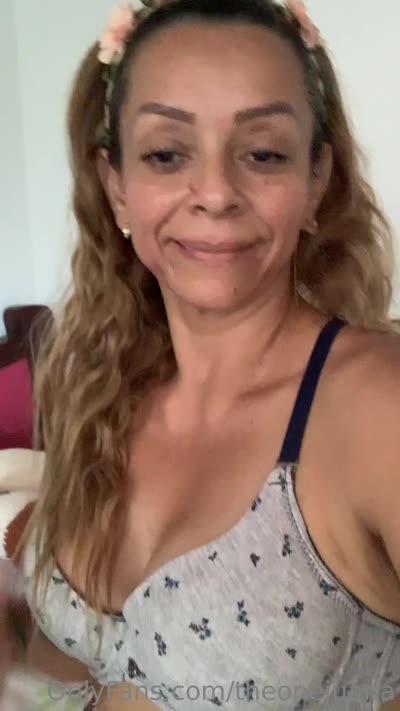 Theonejuana Teasing Her Cleavage And Ass