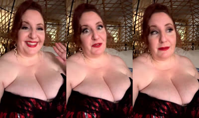Bodaciousbigmamared Baring Sexy Cleavage