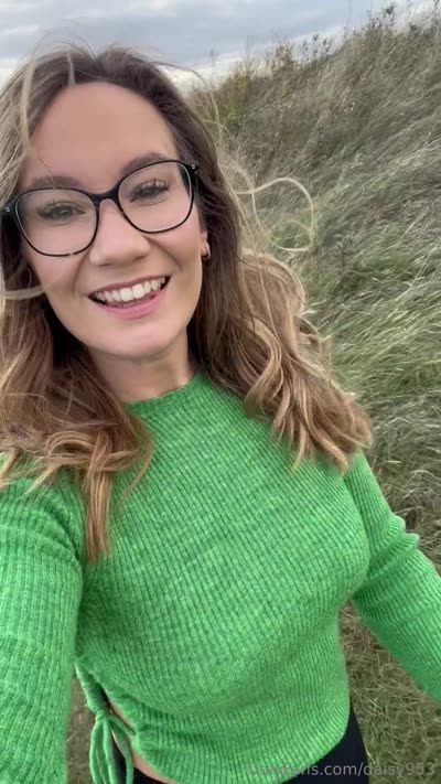 Daisy953 Flashing Her Cleavage