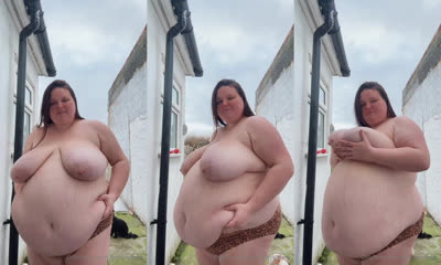 Chunkybabee Displays Her Belly And Titties