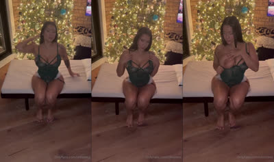 Chromita In A Hot Christmas Striptease