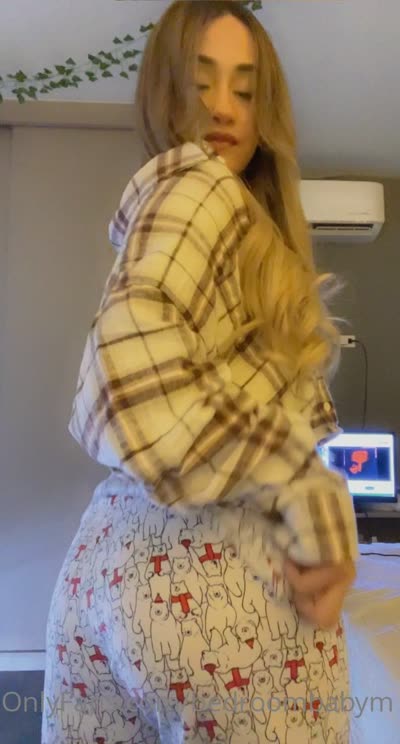 Bedroombabym Flaunts Her Big Round Ass