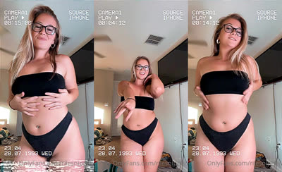 Rilesnipper Flaunts Her Body Teasingly