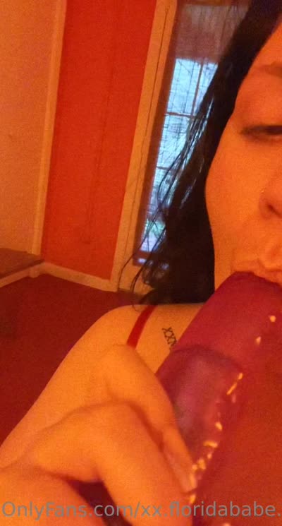 Xx.Hollywood.Xx Sucks A Dildo Lustfully