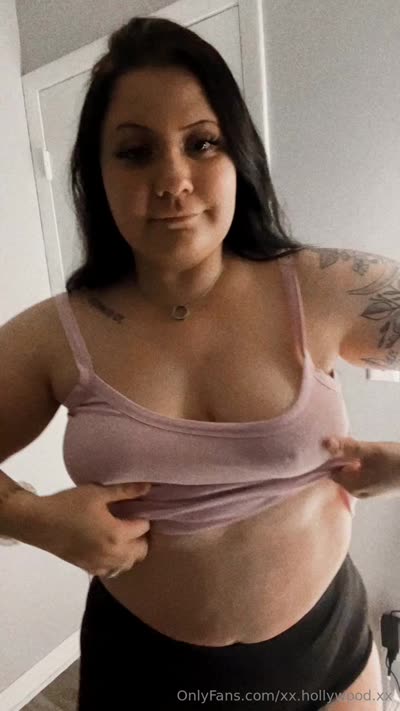 Xx.Hollywood.Xx Flashes Her Tits Playfully