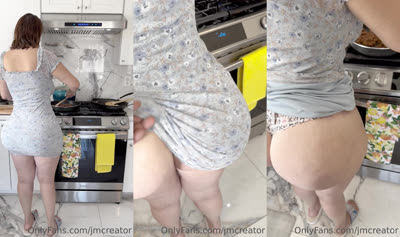 ChimoCurves’ Ass Gets Exposed While Cooking