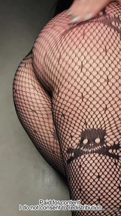 Trapgoddess89 Slaps Her Ass In Fishnet