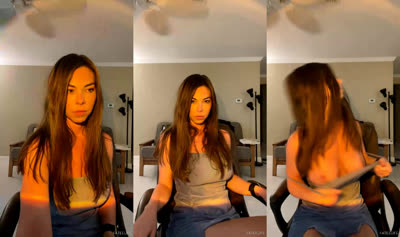 Kateelife Shows And Fondles Her Tits