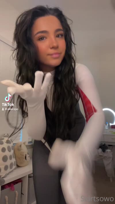 Skirtsowo Looks Gorgeous In A Spider Gwen Costume