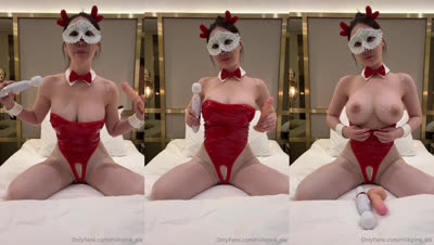 Masked Milkpink_Sia Plays With Her Toys