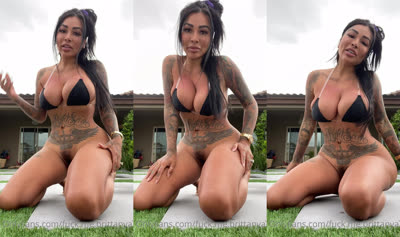 Brittanya Razavi Talks With Her Pussy Exposed