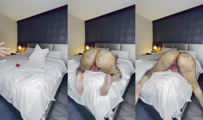 Ibodiquiin Fucks Her Clit Using Suction Toy