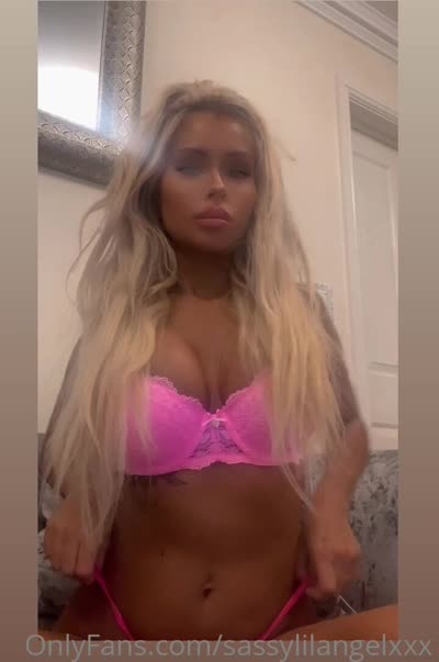 Sassylilangelxxx Flashes Her Boobs