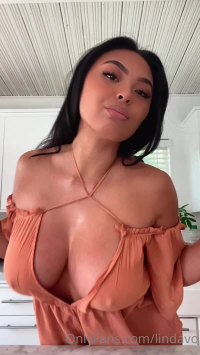 Lindavo Dances With Her Perky Nipples