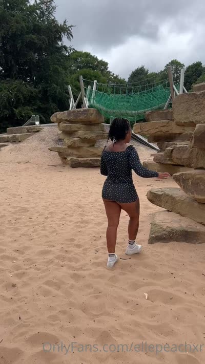 Ellepeachxr Teases Her Bare Ass Outside