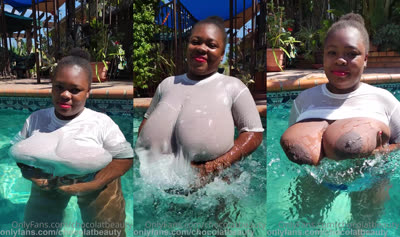 Chocolatbeauty Exposes Tits In The Pool
