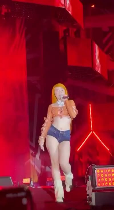 Ice Spice Teases Her Fat Ass In Concert