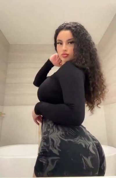 SiarlyXO Twerking Her Big Fat Ass