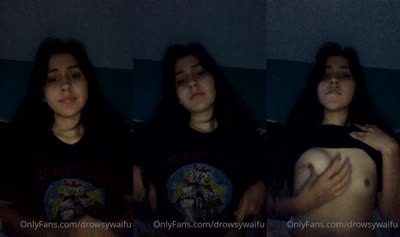 Drowsywaifu Flaunts Her Sultry Tits